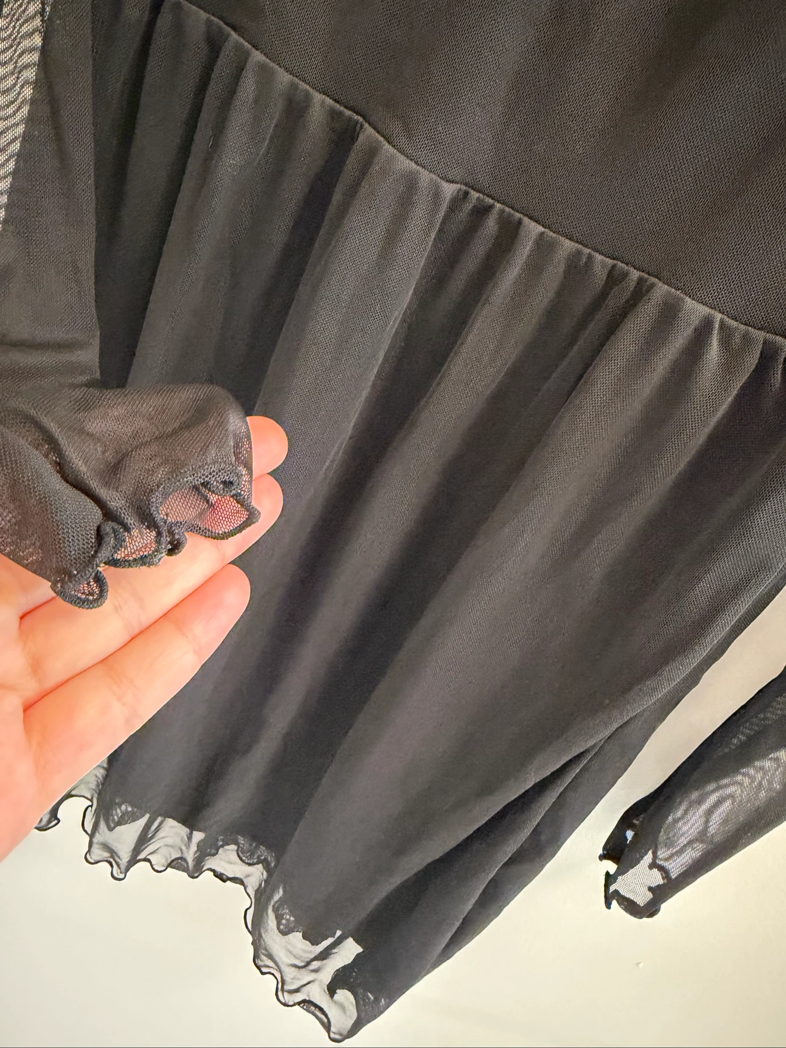 Vestido negro corto de mangas largas – photo 3
